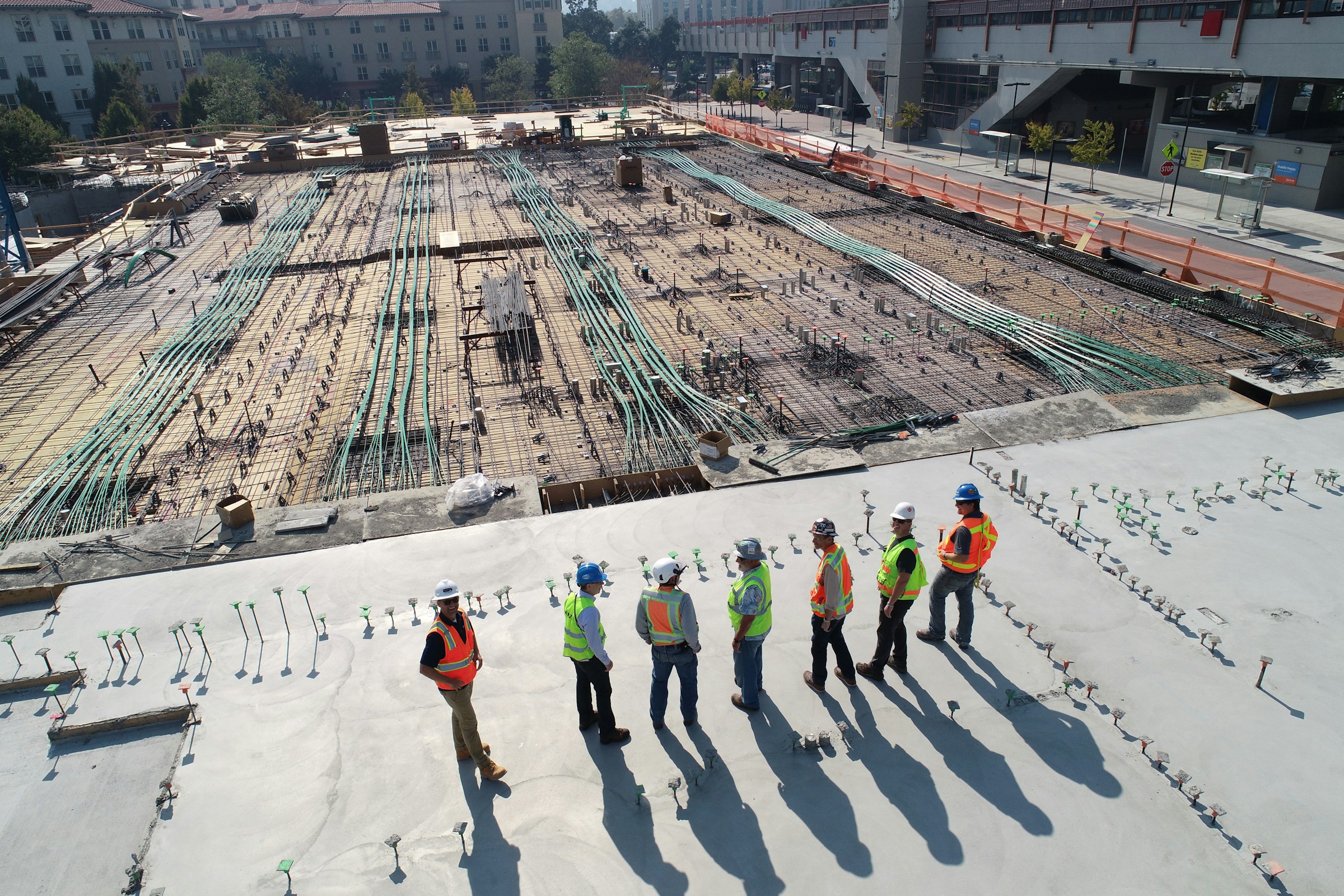 Große Baustelle mit Projektveranstwortlichen